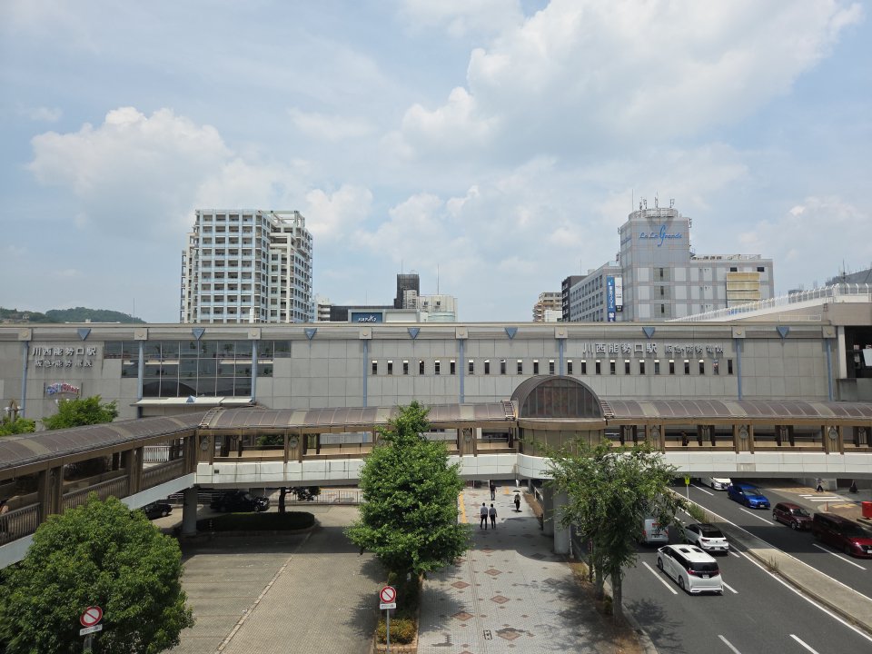 川西能勢口駅前の景観